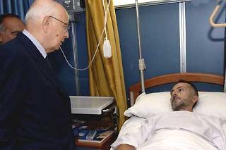 Il Presidente Giorgio Napolitano durante la visita, al Capitano Roberto Punzo al Policlinico Militare del Celio