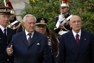 Il Presidente Giorgio Napolitano all'arrivo al Palais de Luxemburg accolto dal Presidente del Senato Christian Poncelet