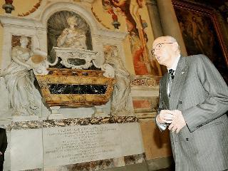 Il Presidente Giorgio Napolitano rende omaggio alla tomba di Galileo Galilei nella Basilica di Santa Croce