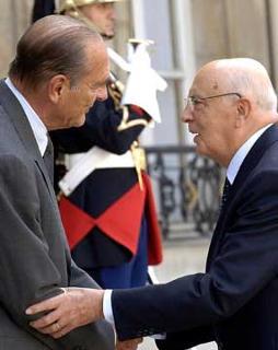 Il Presidente Giorgio Napolitano accolto all'Eliseo da Jacques Chirac, Presidente della Repubblica Francese.