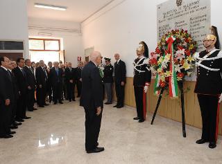 Il Presidente Giorgio Napolitano in raccoglimento davanti alla lapide dedicata al Personale di scorta vittime delle stragi di Capaci e di via d'Amelio