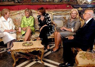 Il Presidente Giorgio Napolitano con la moglie Clio e alcune ospiti durante il ricevimento al Quirinale