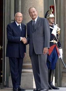 Il Presidente Giorgio Napolitano accolto da Jacques Chirac, Presidente della Repubblica Francese, all'arrivo al Palazzo dell'Eliseo.