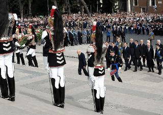 Il Presidente Giorgio Napolitano, seguito dalle Alte cariche istituzionali ascende la Scalea del Vittoriano per rendere omaggio al Milite Ignoto