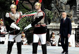 Il Presidente Giorgio Napolitano rende omaggio al Milite Ignoto, all'Altare della Patria
