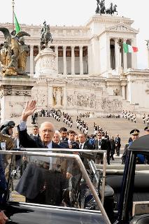 Il Presidente Giorgio Napolitano saluta la folla, all'Altare della Patria, dopo la deposizione di una corona d'alloro