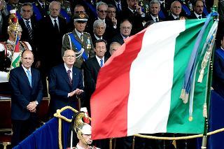 Il Presidente Giorgio Napolitano, a fianco i Presidenti di Senato e Camera, Schifani e Fini, durante la Rassegna su via dei Fori Imperiali