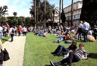 Folla di gente nei Giardini del Quirinale in occasione dell'apertura al pubblico dei giardini per la Festa Nazionale della Repubblica