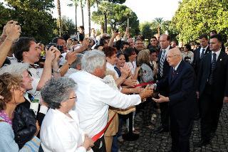 Il Presidente della Repubblica Giorgio Napolitano tra la gente in visita ai Giardini del Quirinale in occasione dell'apertura al pubblico per la Festa Nazionale della Repubblica