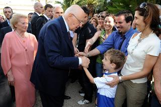 Il Presidente Giorgio Napolitano con la moglie Clio tra la gente in occasione dell'apertura al pubblico dei Giardini del Palazzo del Quirinale per la Festa Nazionale della Repubblica