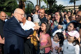 Il Presidente Giorgio Napolitano tra la gente in occasione dell'apertura al pubblico dei Giardini del Palazzo del Quirinale