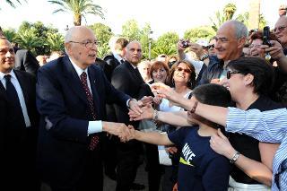 Il Presidente Giorgio Napolitano tra la gente in occasione dell'apertura al pubblico dei Giardini del Palazzo del Quirinale per la Festa Nazionale della Repubblica