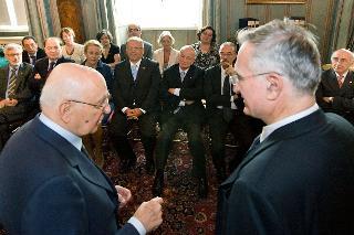 Il Presidente Giorgio Napolitano con Ernesto Caffo, Presidente di &quot;SOS Il Telefono Azzurro Onlus&quot; durante l'incontro con una delegazione del sodalizio
