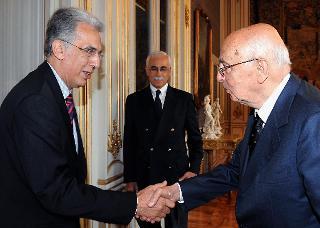 Il Presidente Giorgio Napolitano accoglie il Mediatore Europeo, Nikiforos Diamandouros, in occasione dell'incontro al Quirinale