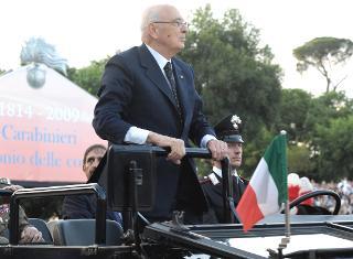 Il Presidente Giorgio Napolitano passa in rassegna gli schieramenti in Piazza di Siena, in occasione del 195° anniversario di fondazione dell'Arma dei Carabinieri