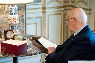 Il Presidente Giorgio Napolitano osserva il volume &quot;La scienza nel Mezzogiorno dopo l'Unità d'Italia&quot;, ricevuto dall'On. Antonio Maccanico