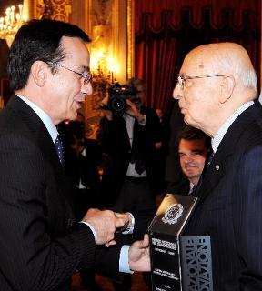 Il Presidente Giorgio Napolitano consegna il &quot;Premio dei Premi&quot; a Giovanni Bertoloni, dell'Alenia Aeronautica Finmeccanica