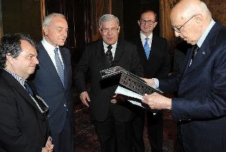 Il Presidente Giorgio Napolitano osserva il &quot;Premio dei Premi&quot; donato dal Presidente del COTEC, Gabriello Mancini, in occasione della Giornata dell'Innovazione