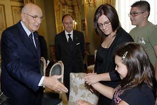 Il Presidente Girogio Napolitano con la vedova Parisi, Argentini Margherita ed i figli Chiara e Giovanni durante l'incontro in Prefettura