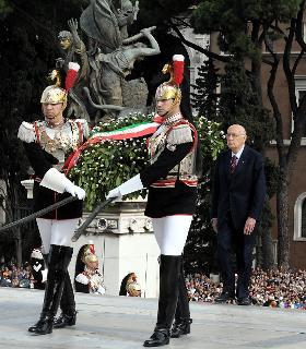 Il Presidente Giorgio Napolitano rende omaggio al Milite Ignoto
