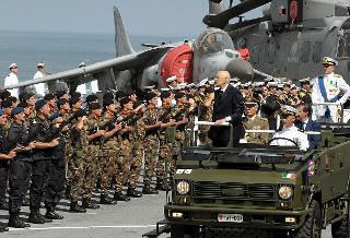 Il Presidente Giorgio Napolitano durante la rassegna a bordo della nave Cavour, in occasione della Festa della Marina