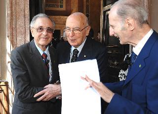 Il Presidente Giorgio Napolitano saluta il neo eletto Presidente dell'Accademia dei Lincei, Lamberto Maffei, a destra il Presidente uscente Giovanni Conso, in occasione dell'Adunanza solenne a chiusura dell'Anno Accademico