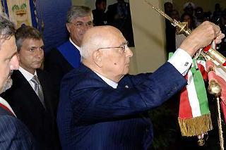 Il Presidente Giorgio Napolitano durante la consegna della Medaglia d'Oro al Merito Civile al Gonfalone del Comune