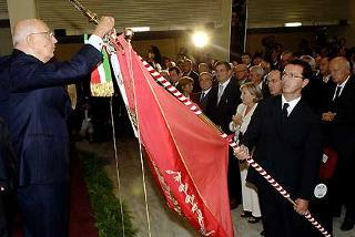 Il Presidente Giorgio Napolitano durante la cerimonia di consegna della Medaglia d'Oro al Merito Civile al Gofalone del Comune