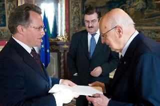 Il Presidente Giorgio Napolitano con S.E. il Signor Petras Zapolskas, nuovo Ambasciatore della Repubblica di Lituania, in occasione della presentazione delle Lettere Credenziali