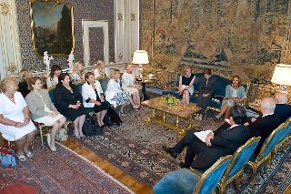 Il Presidente Giorgio Napolitano durante l'incontro con Lella Golfo, Presidente della Fondazione Marisa Bellisario e una delegazione del sodalizio