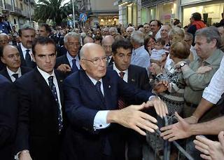 Il Presidente Giorgio Napolitano tra la gente, davanti alla Casa Editrice Laterza.