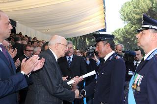 Il Presidente Giorgio Napolitano consegna l'Attestato di Pubblica Benemerenza all'Assistente Capo Francesco Cerruto in occasione della Festa del Corpo di Polizia Penitenziaria per il 192° Anniversario di fondazione del Corpo