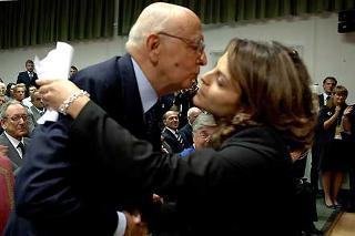 Il Presidente Giorgio Napolitano abbraccia la giovane libanese Roula Khadra al termine dell'indirizzo di saluto, della ricercatrice, nella sede dell'Istituto Agronomico Mediterraneo
