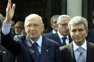 Il Presidente Giorgio Napolitano, a fianco Nichi Vendola, Presidente della Regione Puglia, risponde al saluto dei cittadini all'uscita dalla sede della Fiera