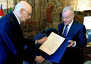 Il Presidente Giorgio Napolitano riceve dal Dott. Gianni Letta, Sottosegretario di Stato alla Presidenza del Consiglio dei ministri, l'originale della Costituzione