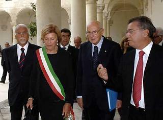 Il Presidente Giorgio Napolitano con il Sindaco Poli Bortone, il Rettore dell'Università Oronzo Limone ed il Sen. Maritati, al suo arrivo nella sede dell'Università.