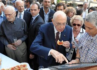 Il Presidente Giorgio Napolitano con la moglie Clio, festeggiato nel suo Rione in occasione del suo compleanno. A sinistra nella foto il grande Regista Mario Monicelli