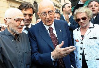 Il Presidente Giorgio Napolitano in compagnia della moglie Clio e del Regista Mario Monicelli ha festeggiato il suo compleanno tra la gente del suo quartiere