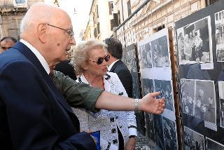 Il Presidente Giorgio Napolitano con la moglie Clio osserva una delle foto che documenta la presenza del Capo dello Stato seduto tra la gente del suo Rione
