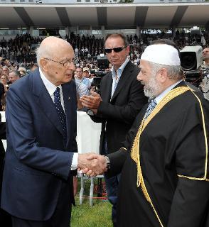 Il Presidente Giorgio Napolitano salutato dall'Himam Wahid el Fihri, Presidente della Federazione Islamica della Toscana in occasione delle esequie solenni delle vittime dell'incidente ferroviario
