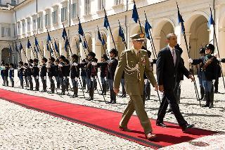 Il Presidente degli Stati Uniti d'America Barack Obama, accompagnato dal Consigliere Militare del Presidente Giorgio Napolitano passa in rassegna un picchetto d'onore