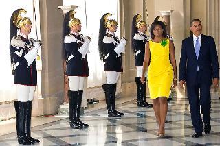 Il Presidente degli Stati Uniti d'America Barack Obama e la Signora Oabama passano in rassegna un picchetto d'onore del Reggimento Corazzieri