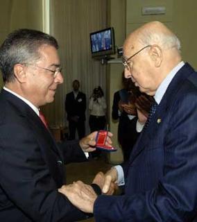 Il Rettore dell'Università degli Studi Oronzo Limone, consegna il &quot;Sigillo d'Oro&quot; al Presidente Giorgio Napolitano, al termine dll'incontro con il Senato Accademico.