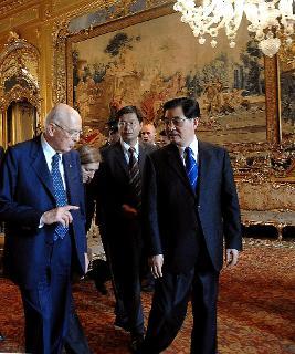 Il Presidente Giorgio Napolitano con il Presidente della Repubblica Popolare Cinese, Hu Jiuntao, dopo i colloqui con le rispettive delegazioni