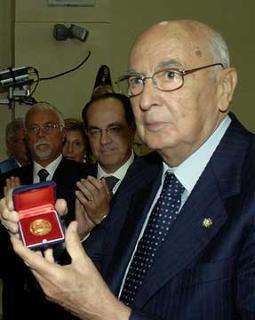 Il Presidente Giorgio Napolitano mostra il &quot;Sigillo d'Oro&quot; dell'Università degli Studi, dono del Rettore Oronzo Limone.