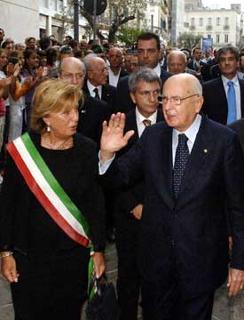 Il Presidente Giorgio Napolitano, nella foto con il Sindaco Poli Bortone ed il Presidente della Regione Nichi Vendola, al suo arrivo in città.