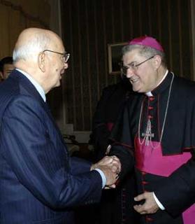 Il Presidente Giorgio Napolitano con l'Arcivescovo Metropolita Cosmo Francesco Ruppi, in occasione dell'incontro in Prefettura.