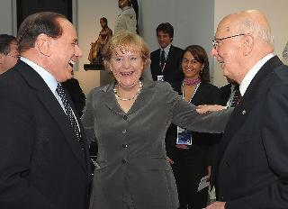 Il Presidente Giorgio Napolitano con il Presidente del Consiglio Sivlio Berlusconi e Angela Merckel al termine del pranzo ufficiale