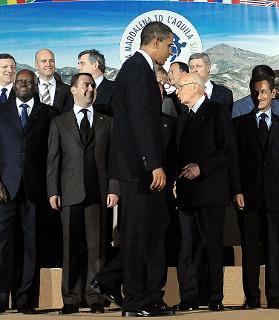 Il Presidente degli Stati Uniti, Barack Obama, si appresta a posare per la foto di famiglia insieme agli altri partecipanti alle inizitive del G8