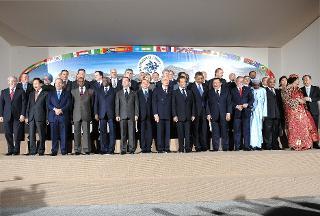 Foto di Famiglia dei Capi di Stato e di Governo partecipanti alle inizitive del G8